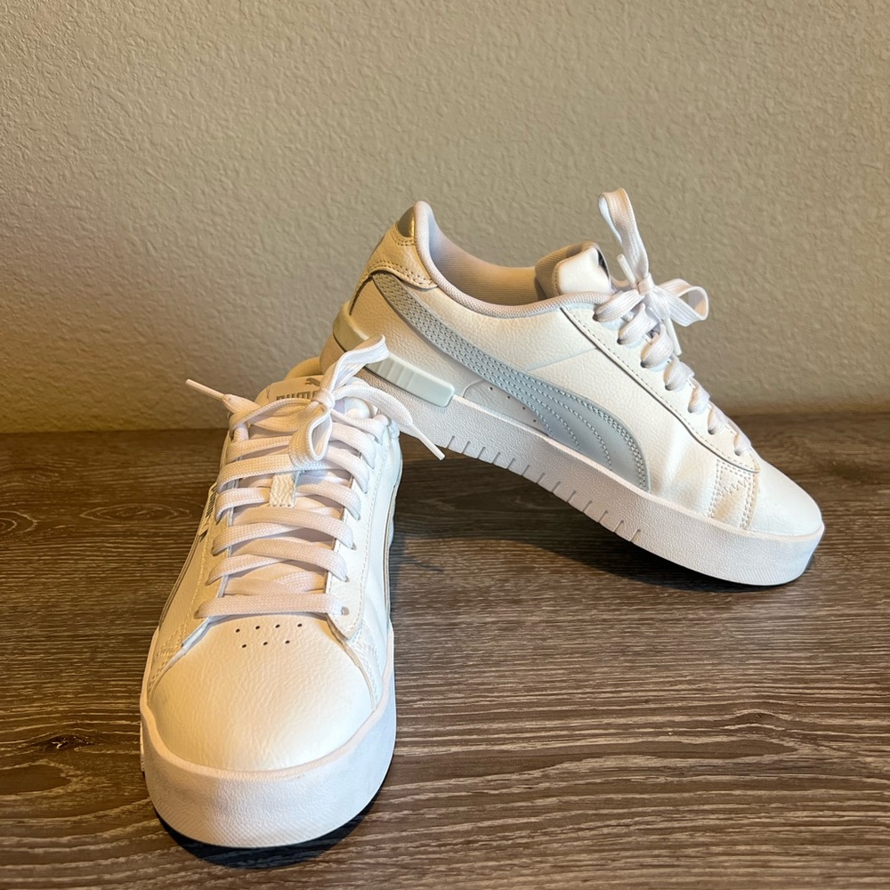 Puma White and baby blue Sneakers women’s sz 7.5 fit like a 7